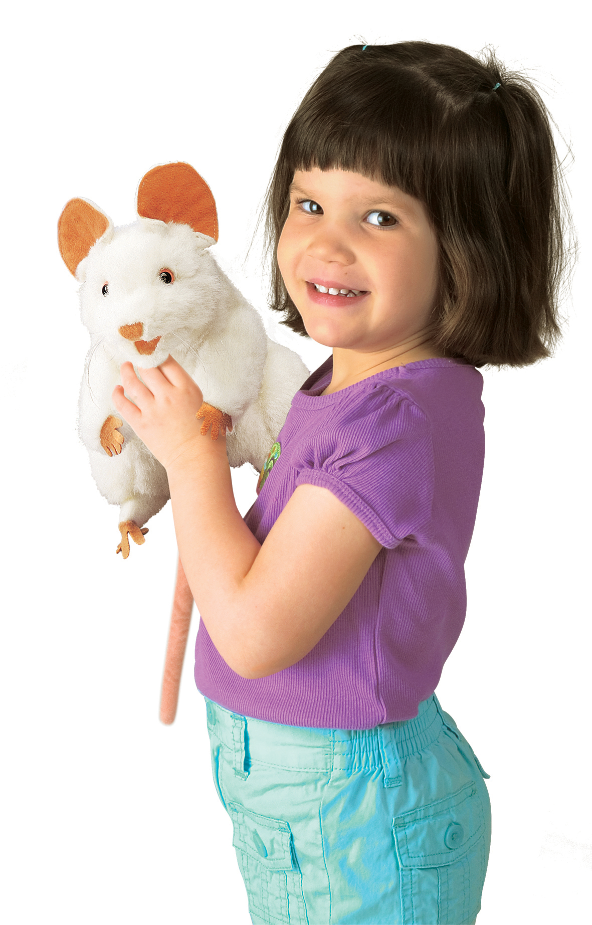 Lächelndes Mädchen hält Folkmanis Handpuppe weiße Maus mit braunen Ohren und langem rosa Schwanz in die Höhe