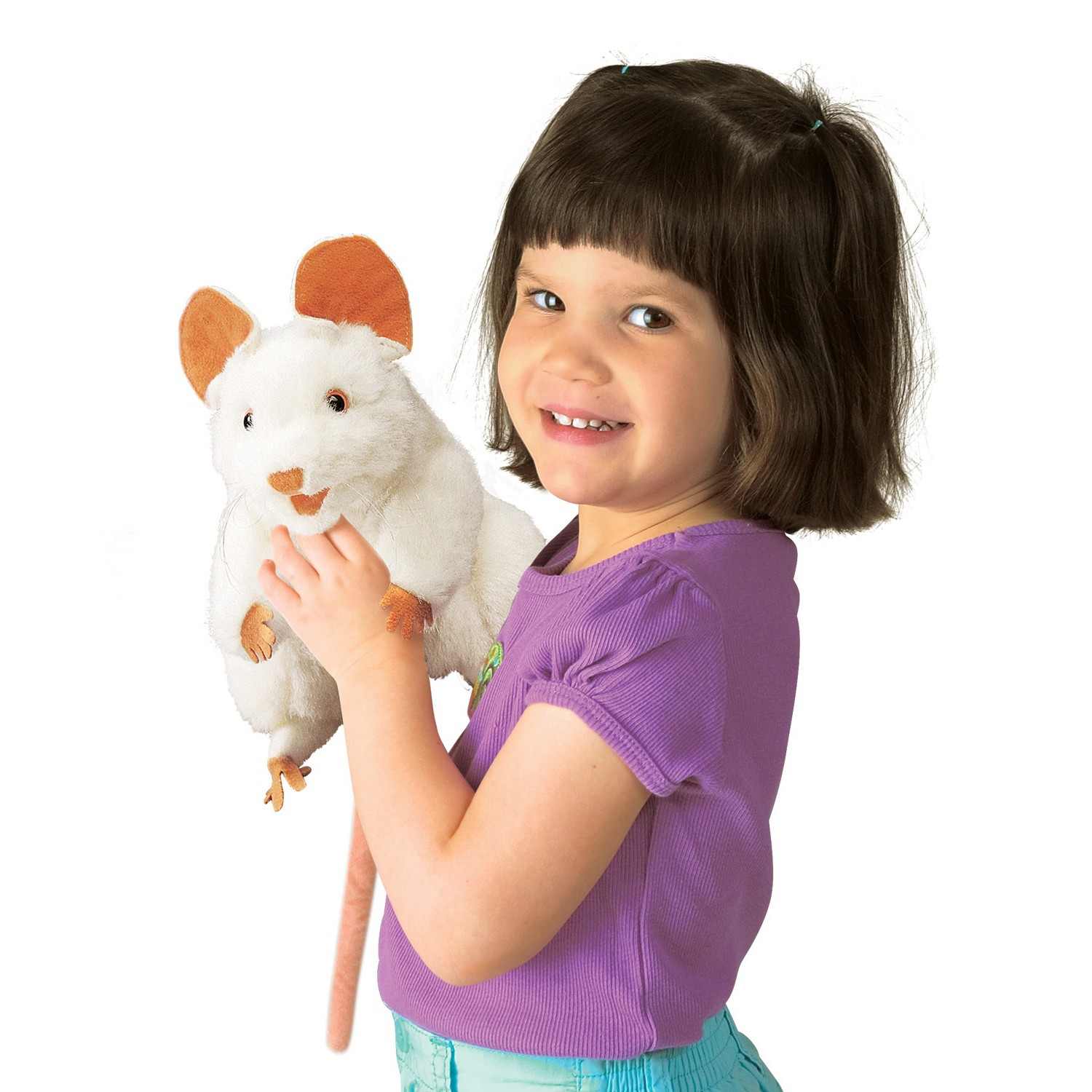 Lächelndes Mädchen hält Folkmanis Handpuppe weiße Maus mit braunen Ohren und langem rosa Schwanz in die Höhe
