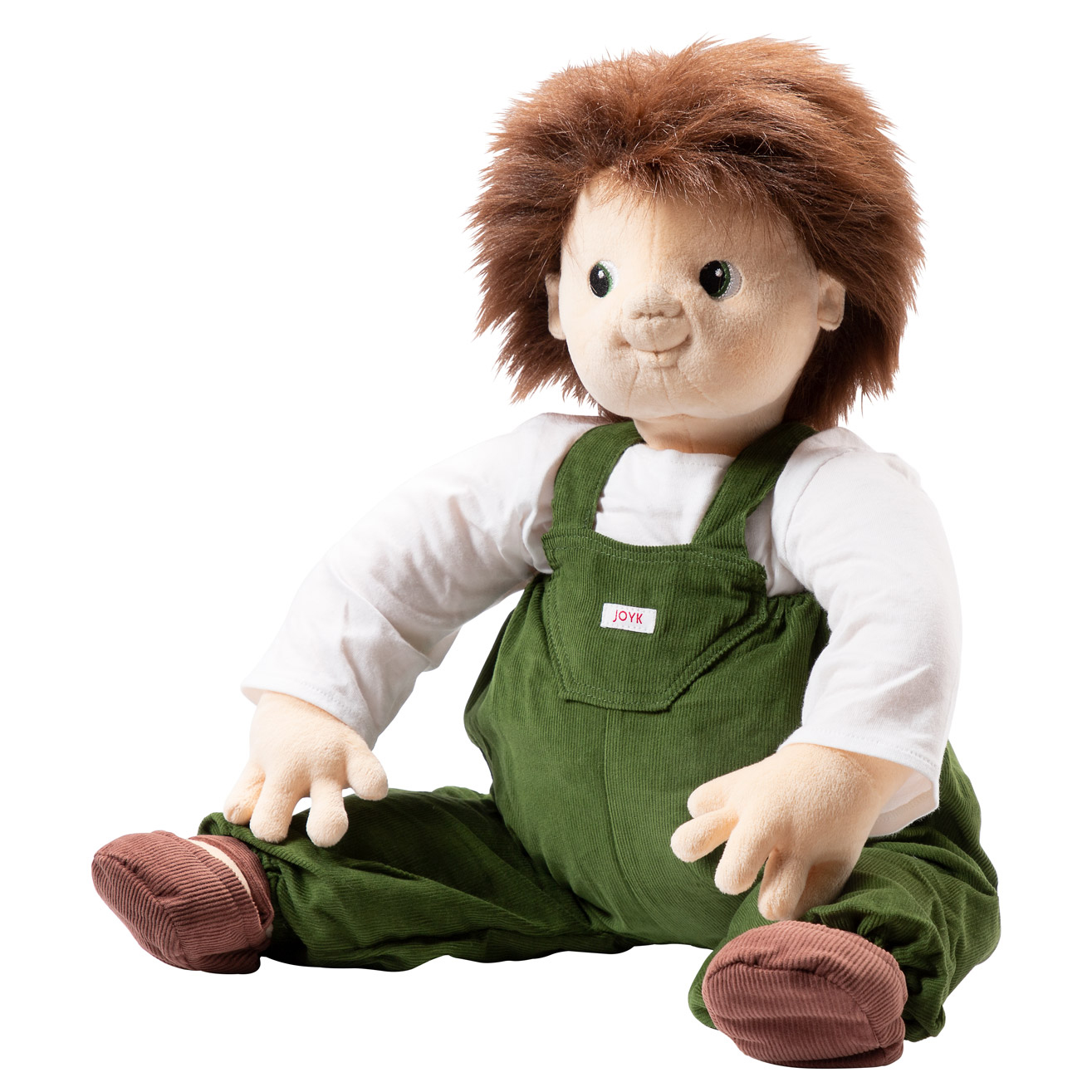 Joyk Empathiepuppe Marco mit braunem Wuschelhaar, weißem Shirt und grüner Cordlatzhose, sitzend