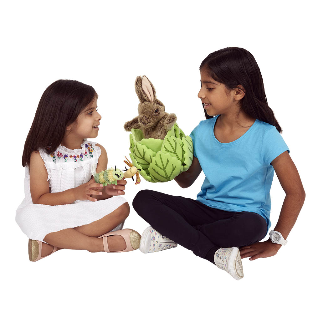 Zwei Mädchen spielen gemeinsam mit der The Puppet Company Handpuppe Kaninchen im Kopfsalat