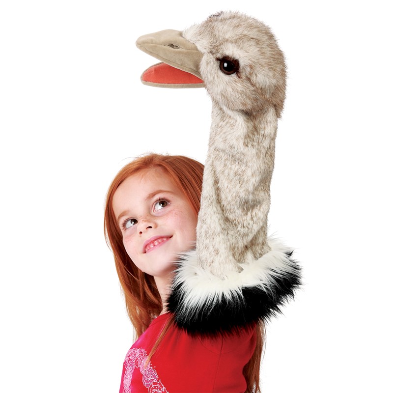 Folkmanis Handpuppe Strauß mit langem grau-gesprenkeltem Hals und geöffnetem Schnabel, von einem Mädchen in die Höhe gehalten