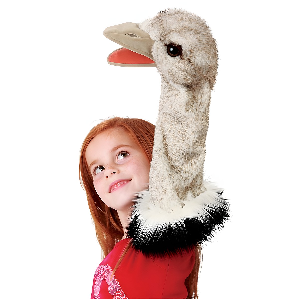 Folkmanis Handpuppe Strauß mit langem grau-gesprenkeltem Hals und geöffnetem Schnabel, von einem Mädchen in die Höhe gehalten