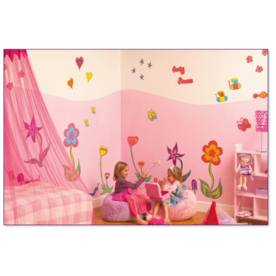 funtosee Wandsticker Blumenwelt, zwei Mädchen auf Sitzsäcken vor bunt beklebter Wand mit Blumen, Herzen und Schmetterlingen