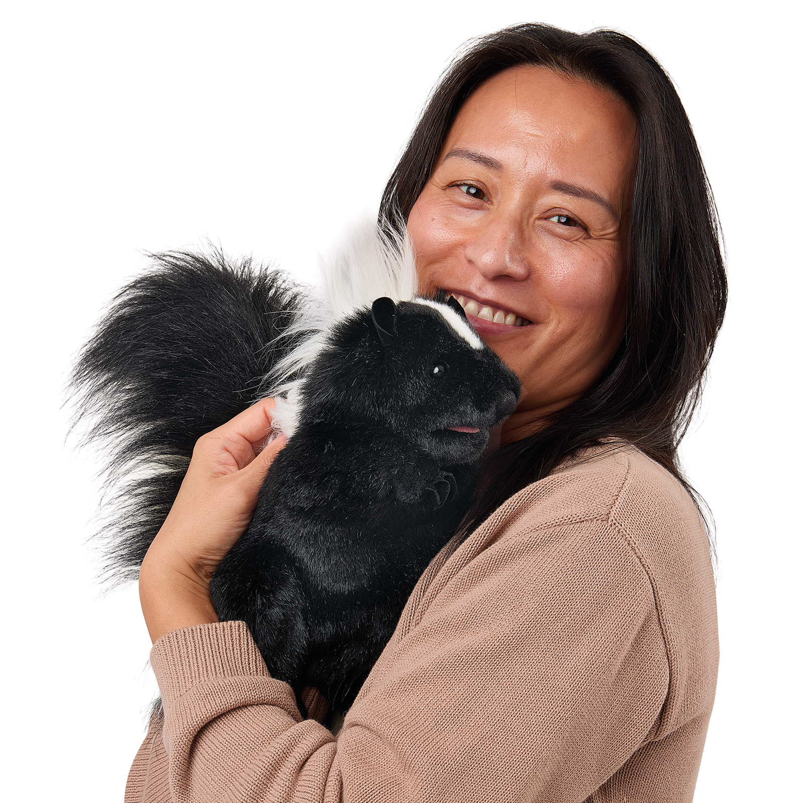 Folkmanis Handpuppe stehendes Stinktier nah am Gesicht einer Frau, Seitenansicht mit erhobenem Kopf.