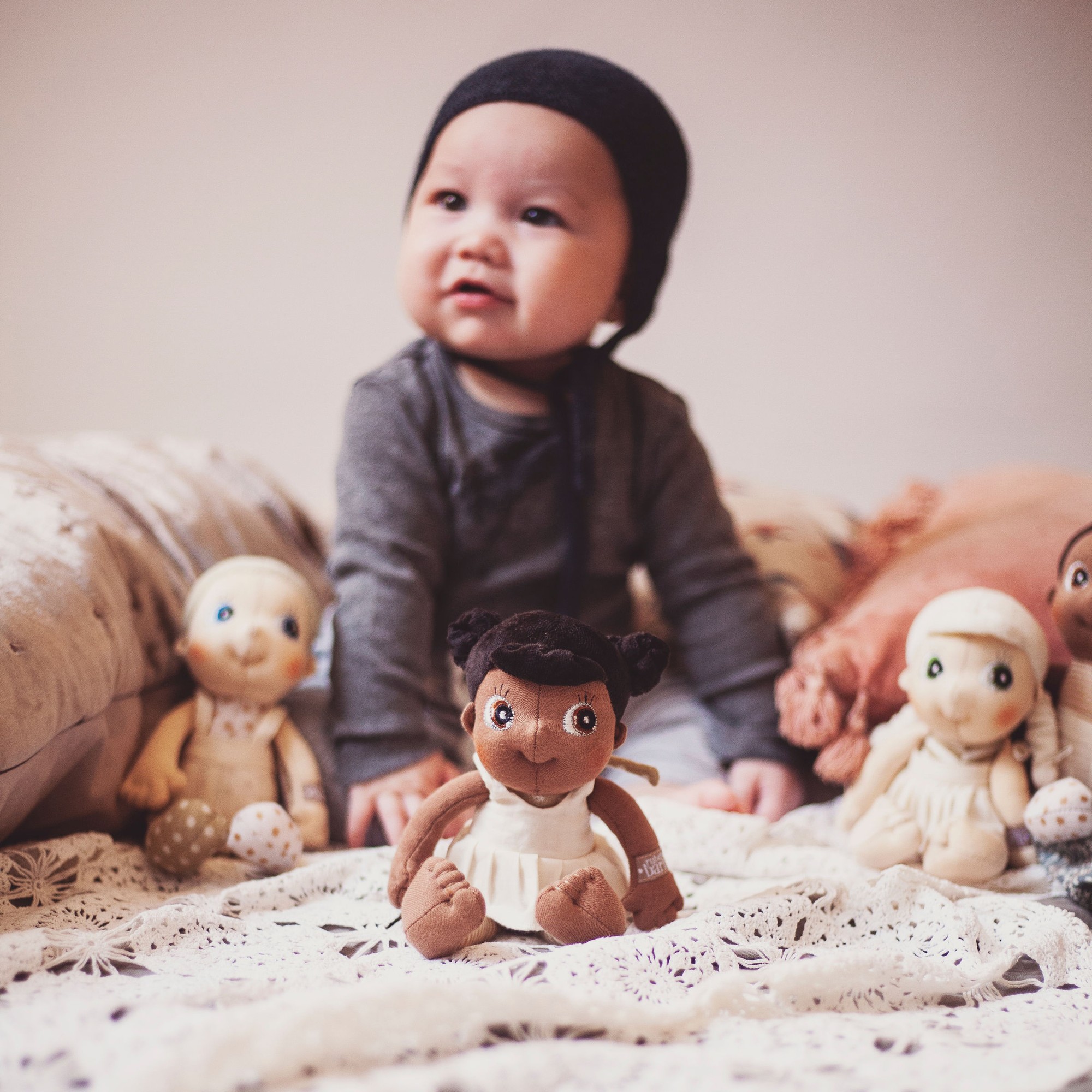 Baby mit den Rubens EcoBuds Mini-Puppen, Flora im Vordergrund