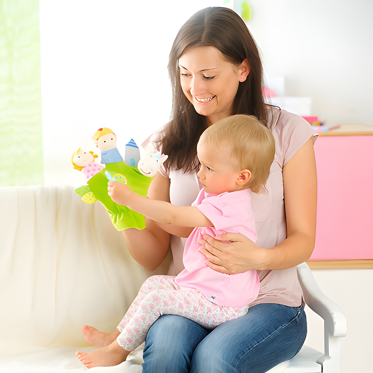 HABA Fingerpuppen-Handschuh Märchen, Anwendungsfoto einer Mutter, die mit ihrem Baby spielt