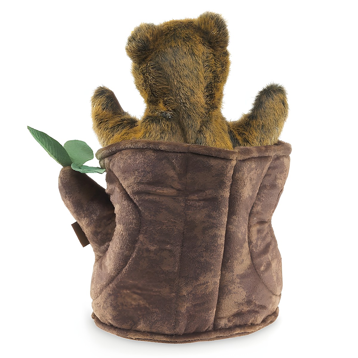 Folkmanis Handpuppe Bär im Baumstumpf, Rückansicht: braun-goldenes Bärenjunges lugt aus einem Plüsch-Baumstumpf mit grünem Blatt hervor.