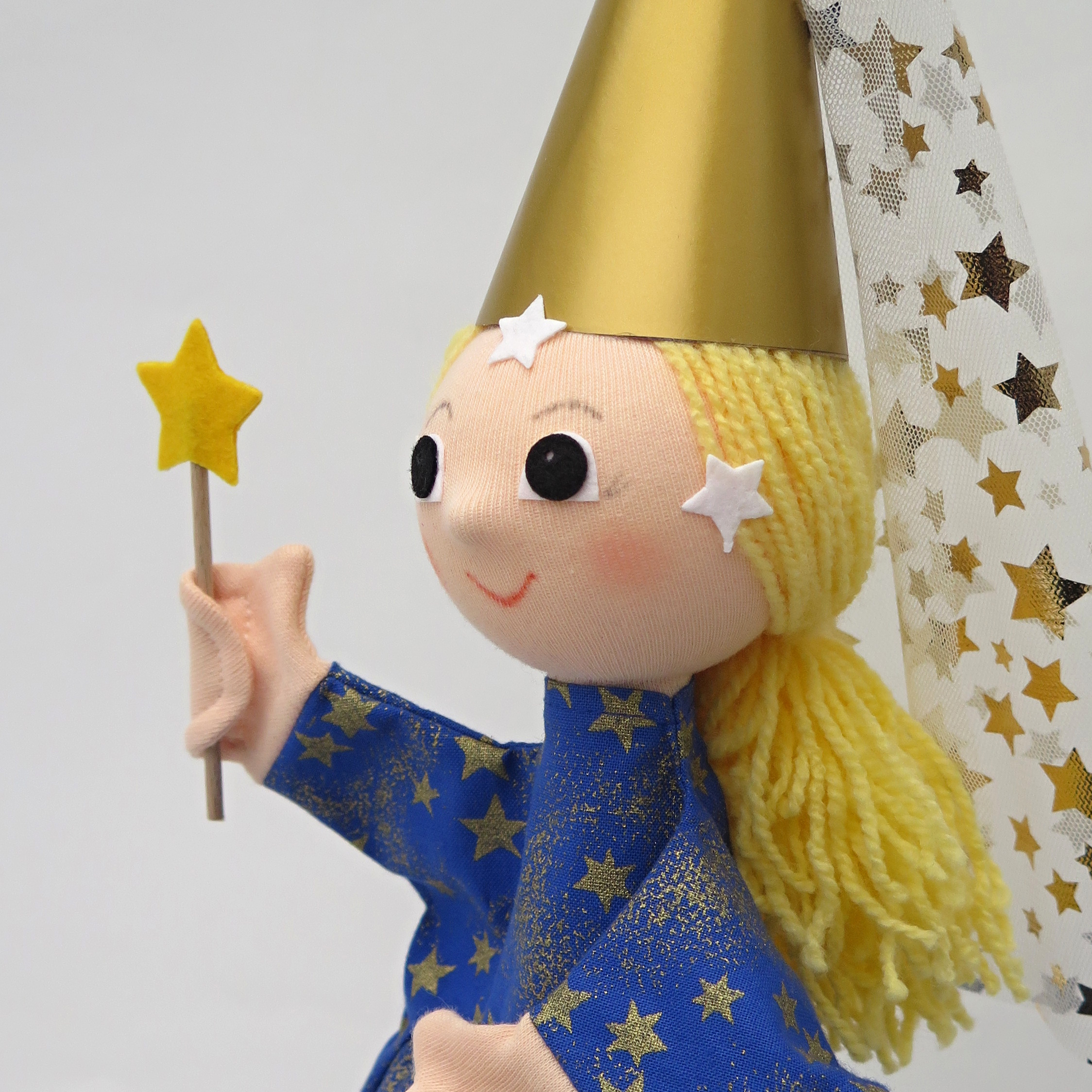 Kasperlepuppe Mitternachtsfee von munabo mit goldenem Spitzhut, Sternenschleier und Sternen-Zauberstab