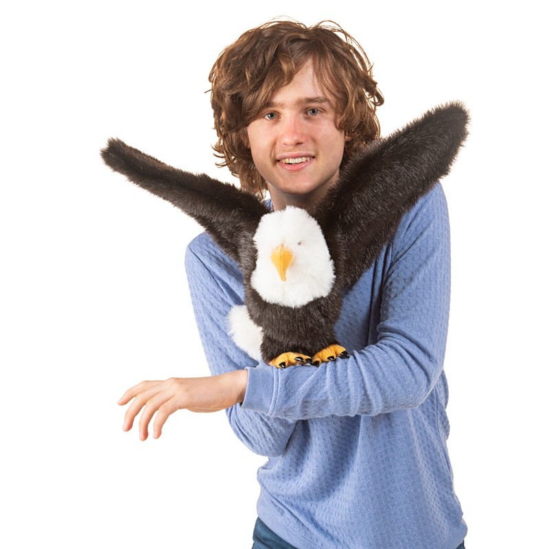 Folkmanis Handpuppe Weißkopfseeadler mit ausgebreiteten Flügeln, von einem Jugendlichen auf dem Arm gehalten, Frontalansicht