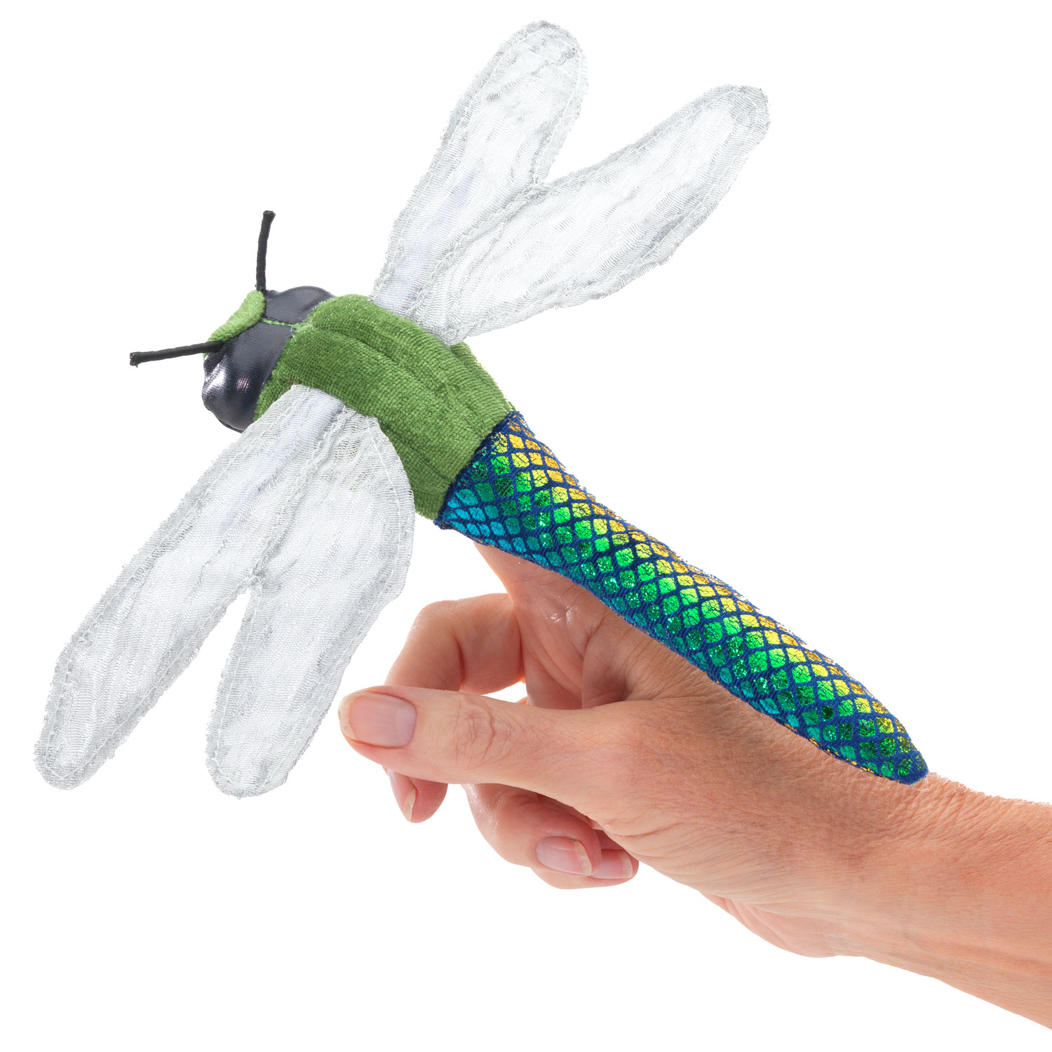 Folkmanis Fingerpuppe mini Libelle auf Zeigefinger gesteckt, metallisch schimmernder blau-grüner Körper und transparente Flügel aus Netzstoff