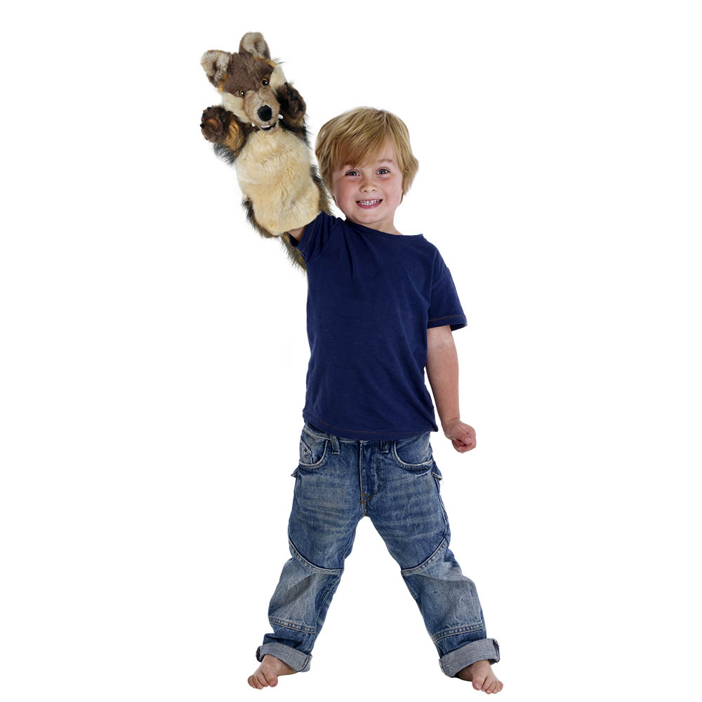 Junge hält die The Puppet Company Wolf-Handpuppe auf der Hand, Anwendungsbeispiel
