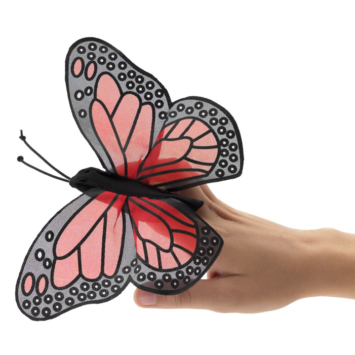 Folkmanis Fingerpuppe mini Monarchschmetterling mit rosa-schwarzen Flügeln, auf einem Finger gesteckt, Seitenansicht