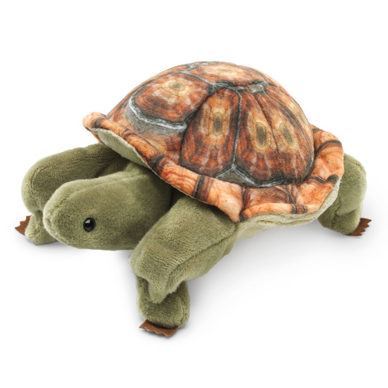 Folkmanis Fingerpuppe mini Landschildkröte mit olivgrünem Plüschkörper und detailliert bedrucktem braunem Panzer, Schrägansicht
