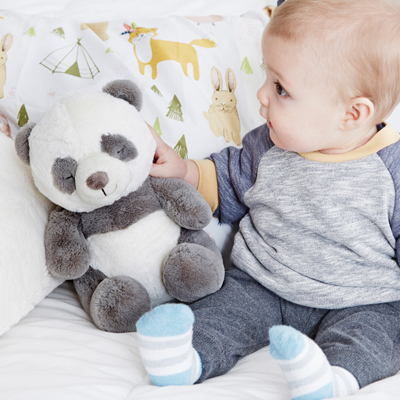 Cloud b Einschlafhilfe Pandabär Peaceful Panda, Anwendungsfoto mit Baby im Bett neben dem Kuscheltier
