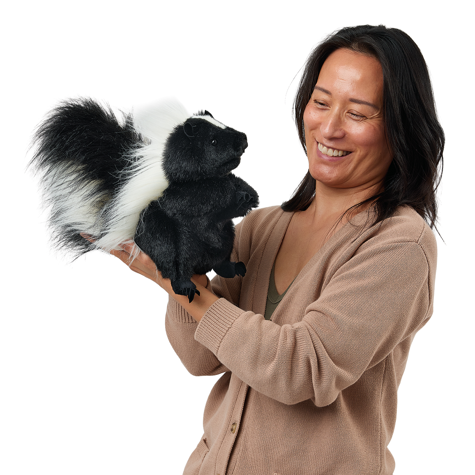Folkmanis Handpuppe stehendes Stinktier an der Hand einer Frau, Vorderansicht mit ruhiger Haltung.