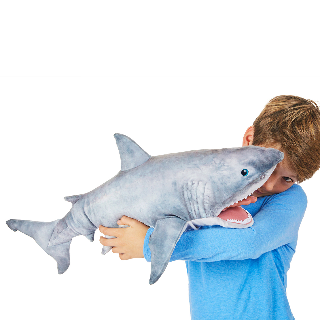 Junge hält große Folkmanis Handpuppe Großer Weißer Hai mit geöffnetem Maul und weißen Zähnen in beiden Armen