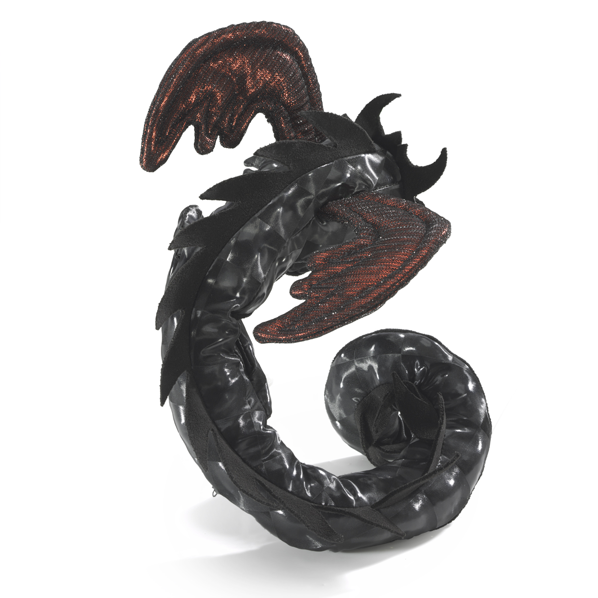 Folkmanis Fingerpuppe Drachen Armband in Schwarz mit kupferfarbenem Glitzerflügel und eingerolltem Schwanz, Schrägansicht