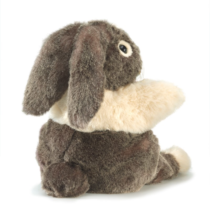Folkmanis Handpuppe Hase Holländer, graubraun mit cremefarbenem Bauchfleck, hängende Ohren, sitzende Pose, Seitenansicht