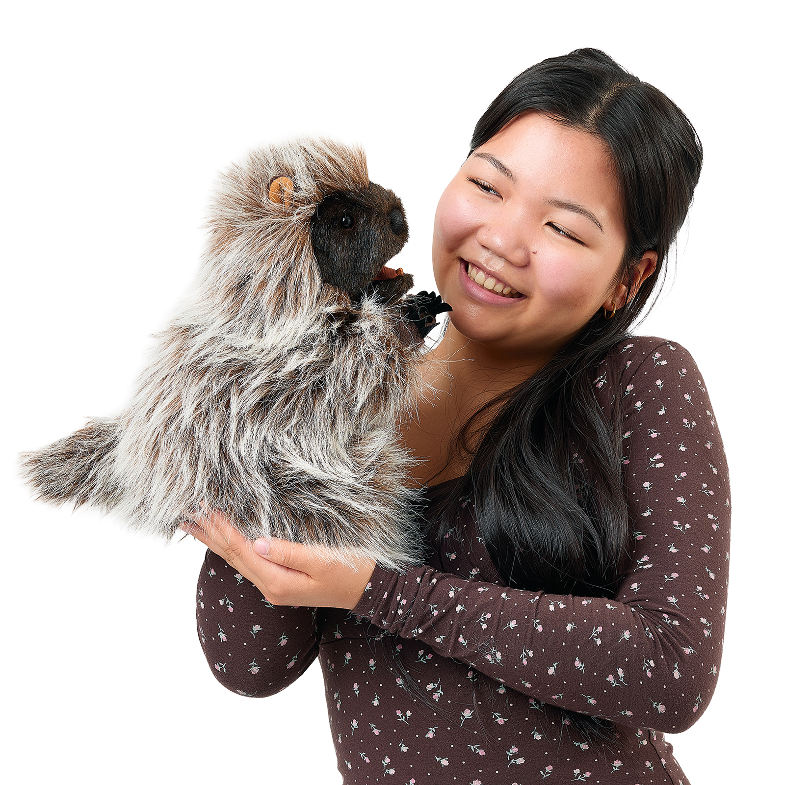 Folkmanis Handpuppe stehendes Stachelschwein nah am Gesicht einer jungen Frau, das Maul leicht geöffnet.
