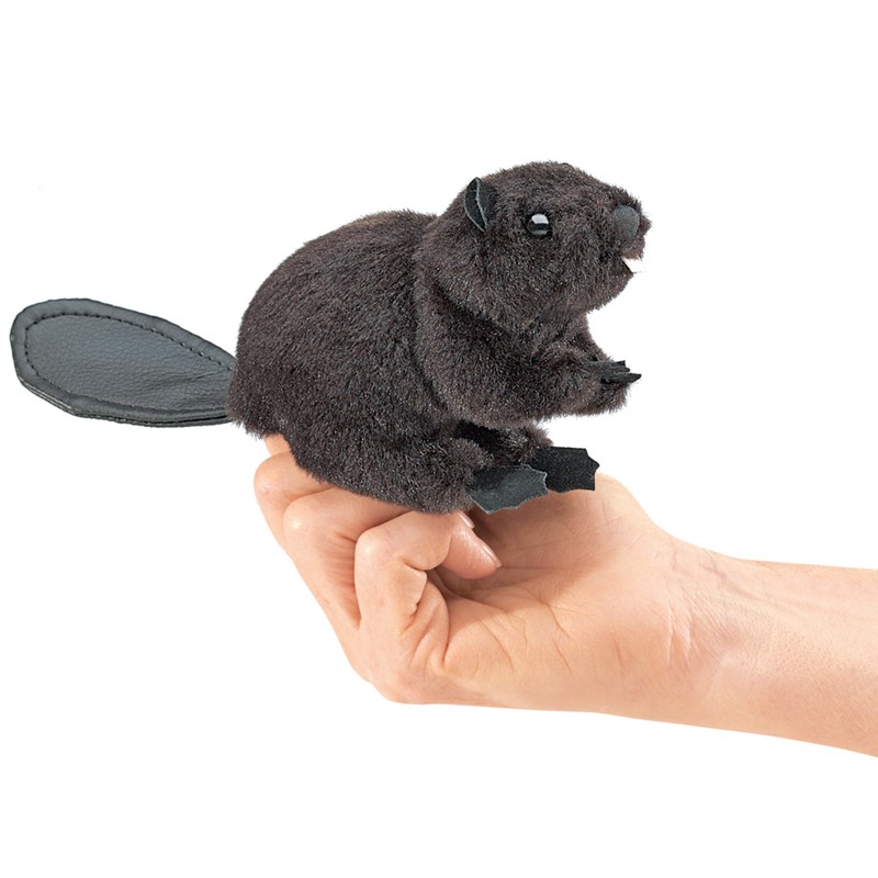 Folkmanis Mini-Fingerpuppe Biber in dunkelbraunem Plüsch mit flachem Lederimitat-Schwanz, auf einem Finger sitzend