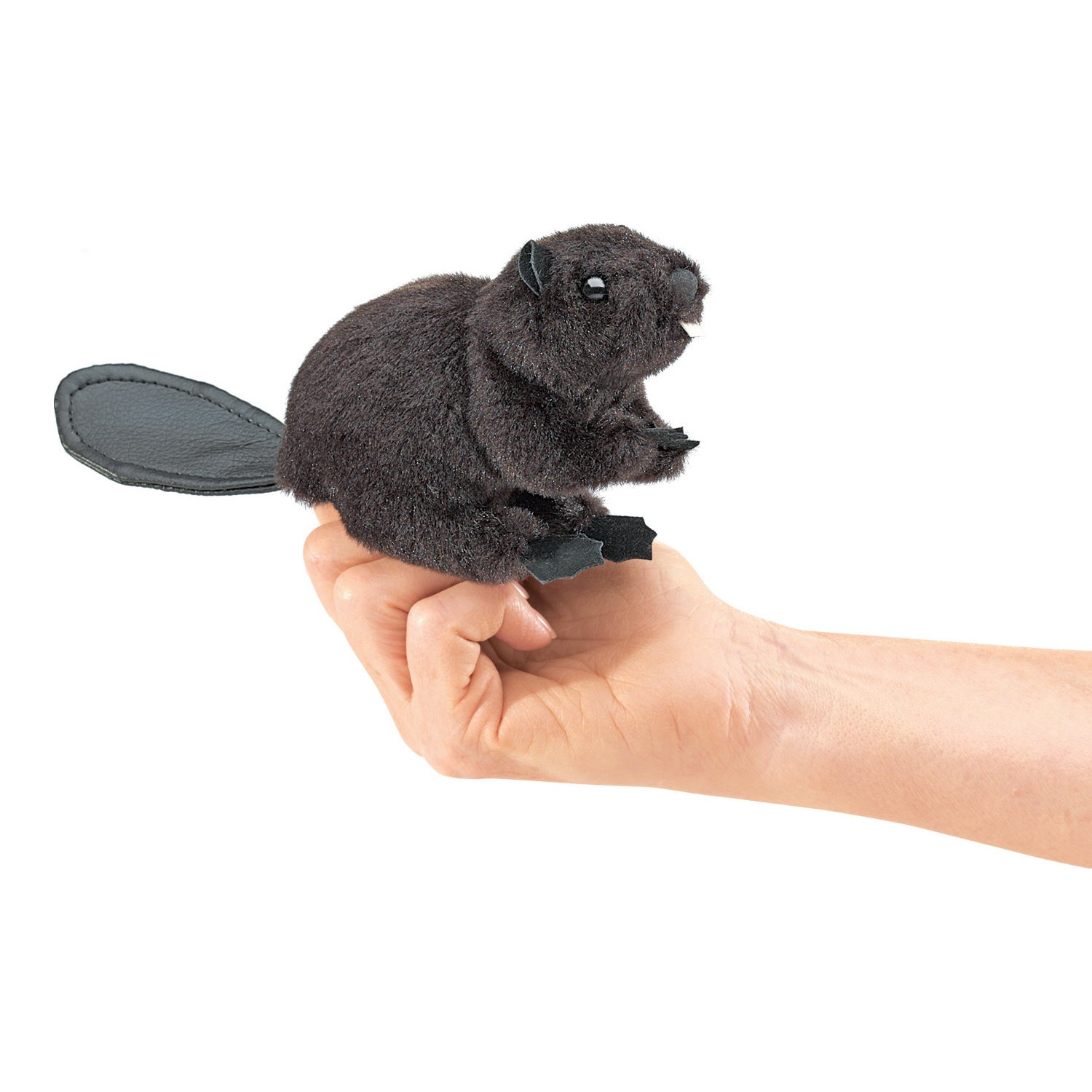 Folkmanis Mini-Fingerpuppe Biber in dunkelbraunem Plüsch mit flachem Lederimitat-Schwanz, auf einem Finger sitzend