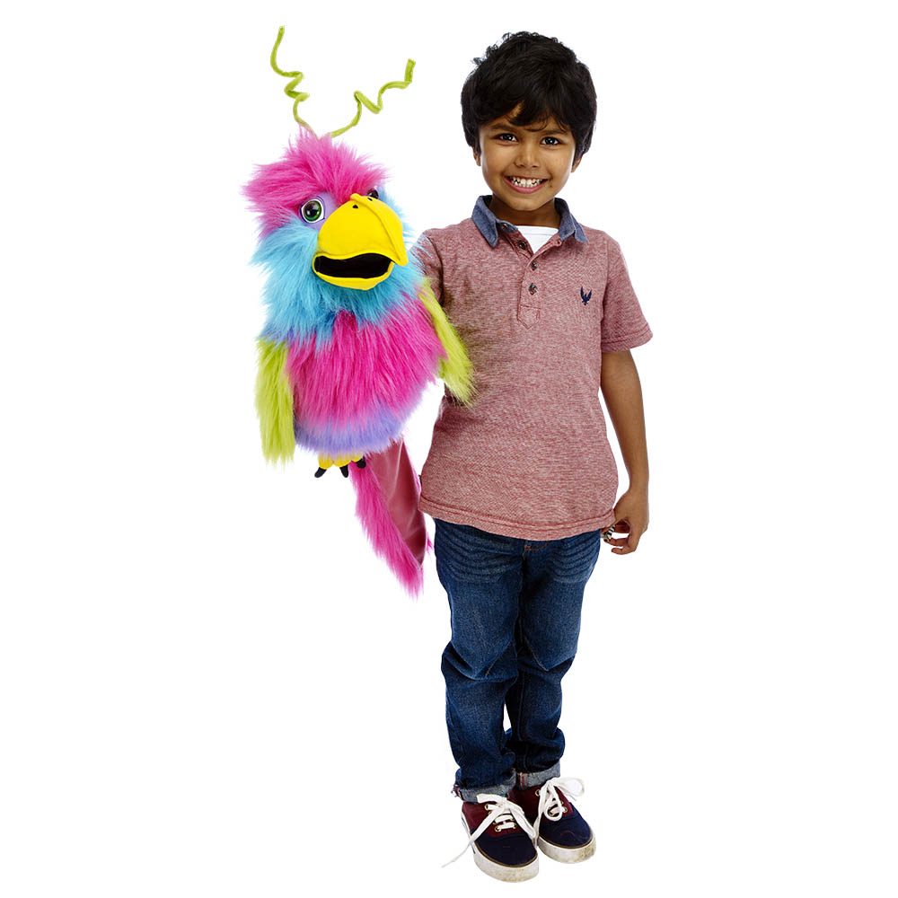 Junge hält die The Puppet Company Handpuppe Paradiesvogel auf dem Arm, Anwendungsbeispiel