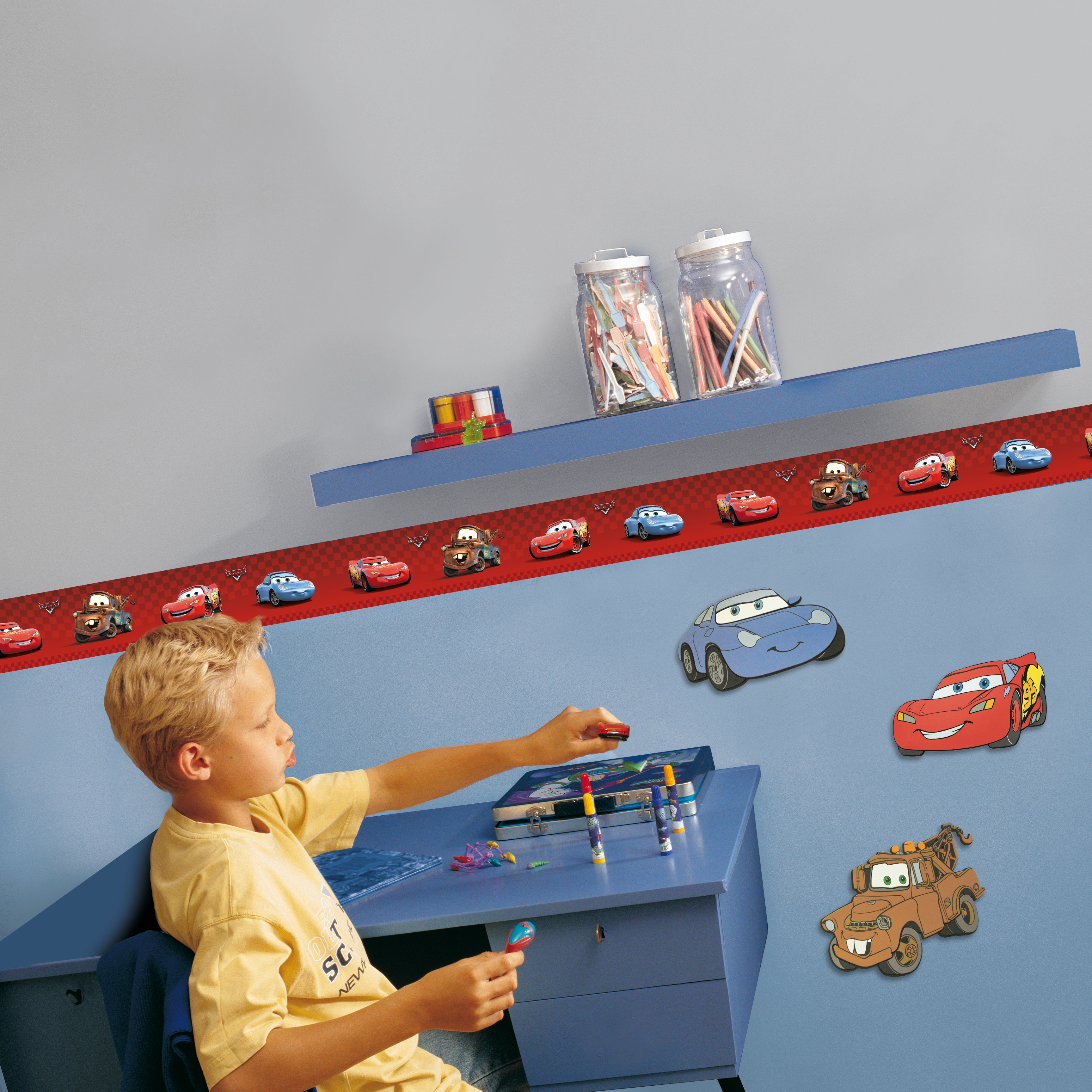 decofun Bordüre Pixar Cars an blauer Kinderzimmerwand über Schreibtisch, Figuren Sally und Lightning McQueen daneben