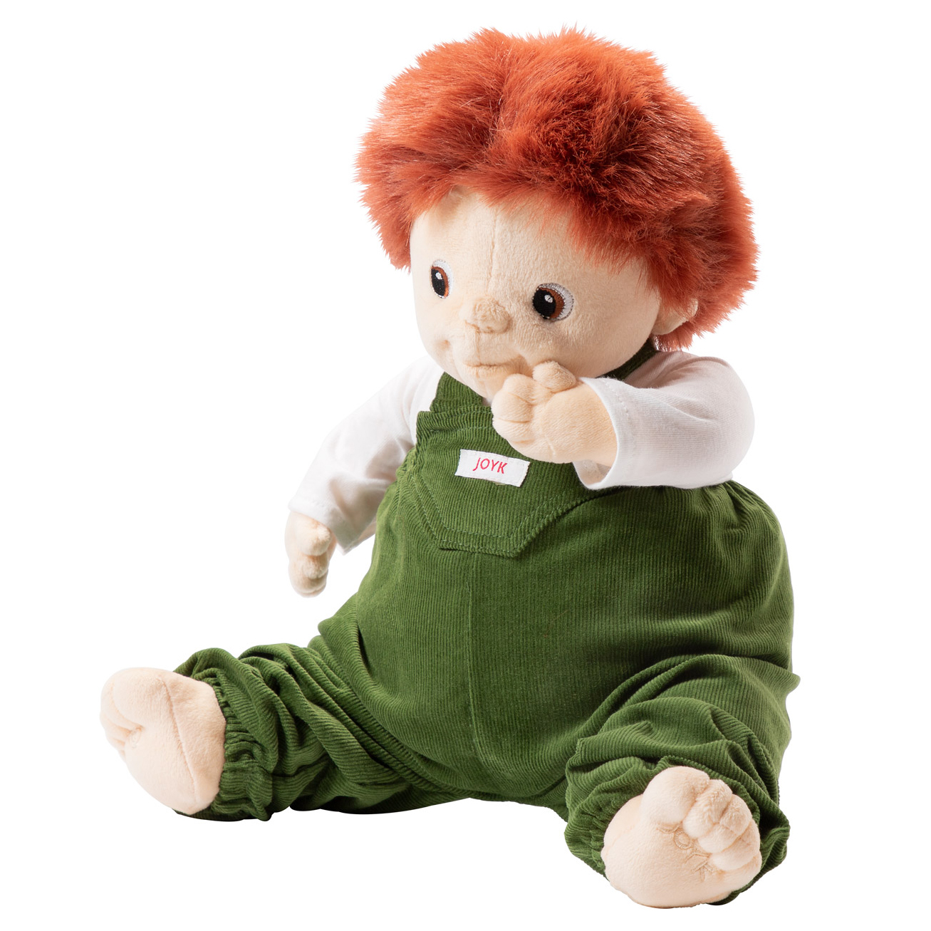 Joyk Empathiepuppe Sam mit rotem Wuschelhaar, weißem Shirt und grüner Cordlatzhose, sitzend