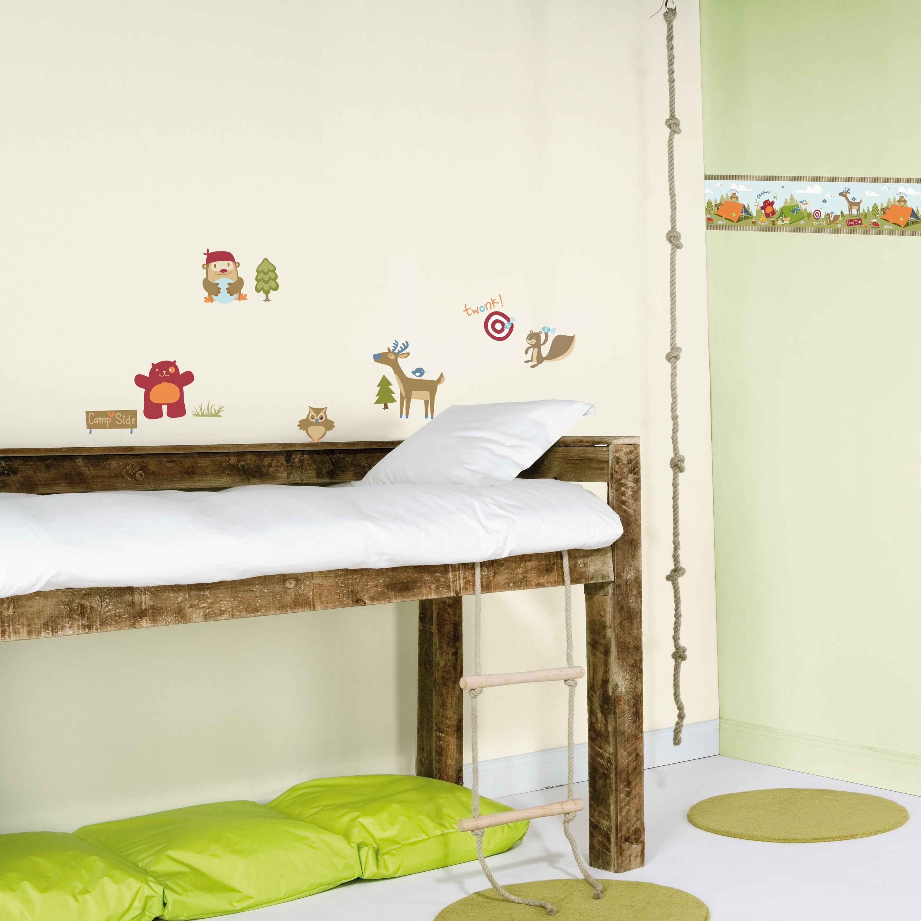 decofun Wandsticker Campside Lifestyle-Foto, Eule, Bär, Reh und Eichhörnchen über der Bordüre am Etagenbett