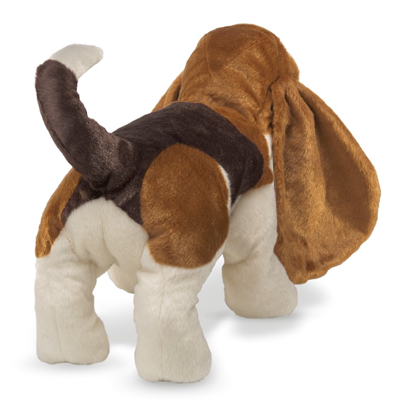 Folkmanis Handpuppe Basset in Dreifarbig Braun-Schwarz-Weiß, stehend von hinten mit charakteristisch langen Schlappohren