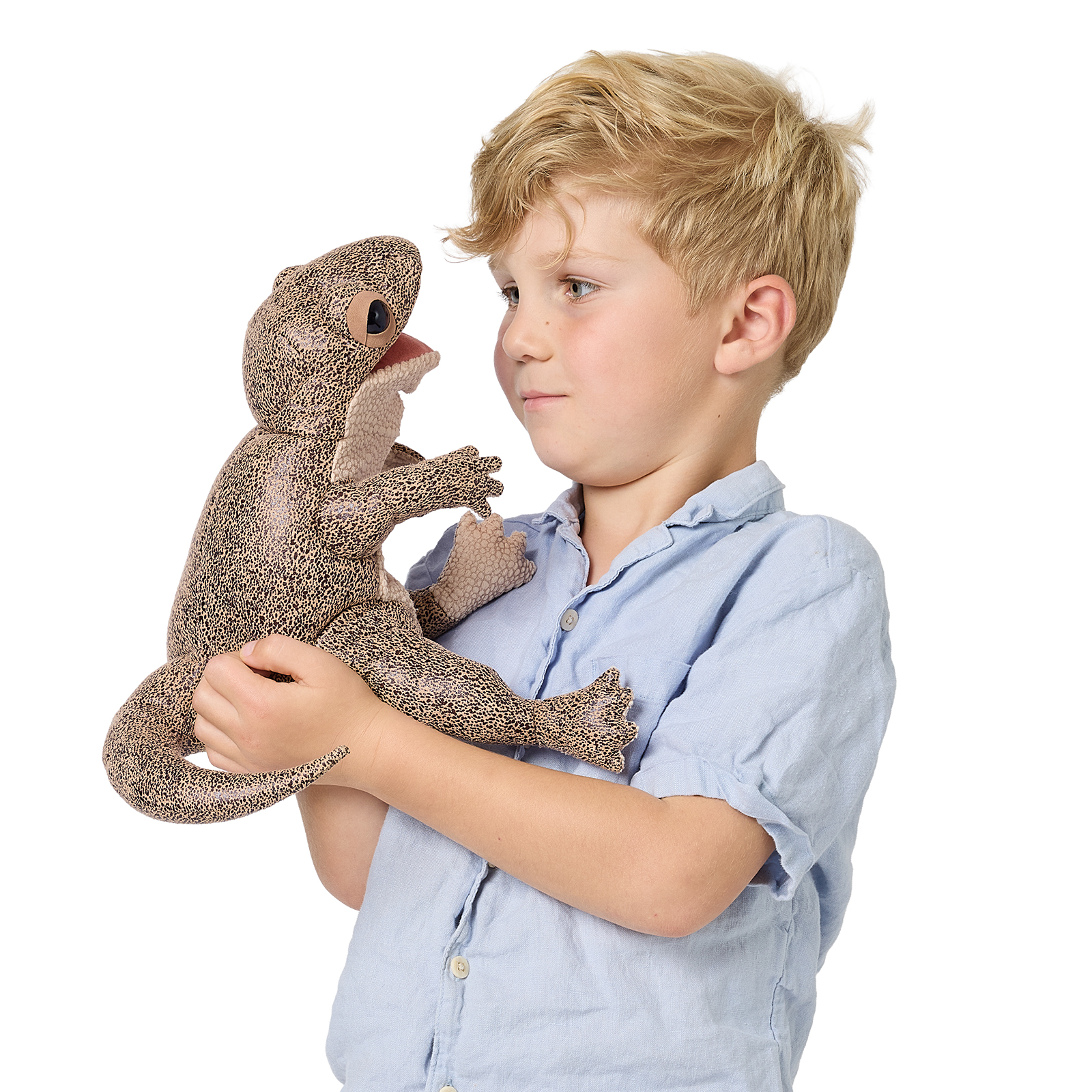 Junge hält Folkmanis Handpuppe Eidechse mit braun-schwarz gemustertem Plüsch und beweglichem Maul vor weißem Hintergrund