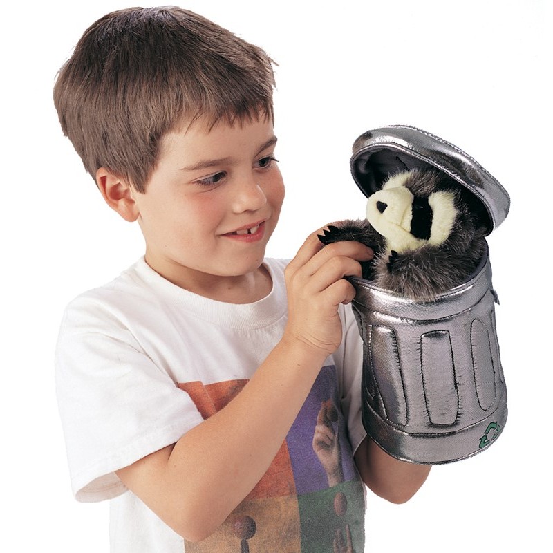 Junge hält Folkmanis Handpuppe Waschbär in der Mülltonne aus silberfarbenem Stoff mit aufklappbarem Deckel
