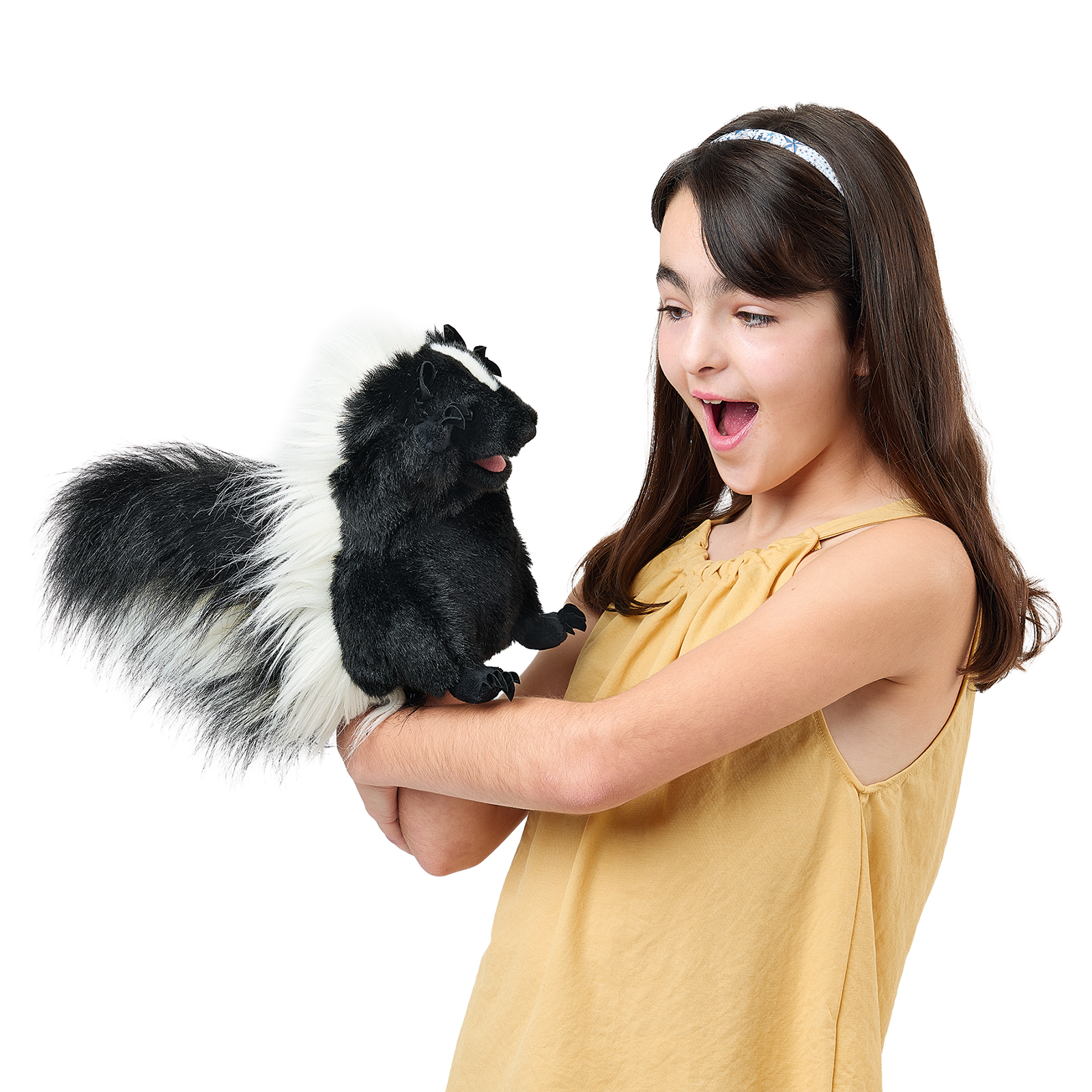 Folkmanis Handpuppe stehendes Stinktier am Arm eines Mädchens, Seitenansicht mit geöffnetem Maul.