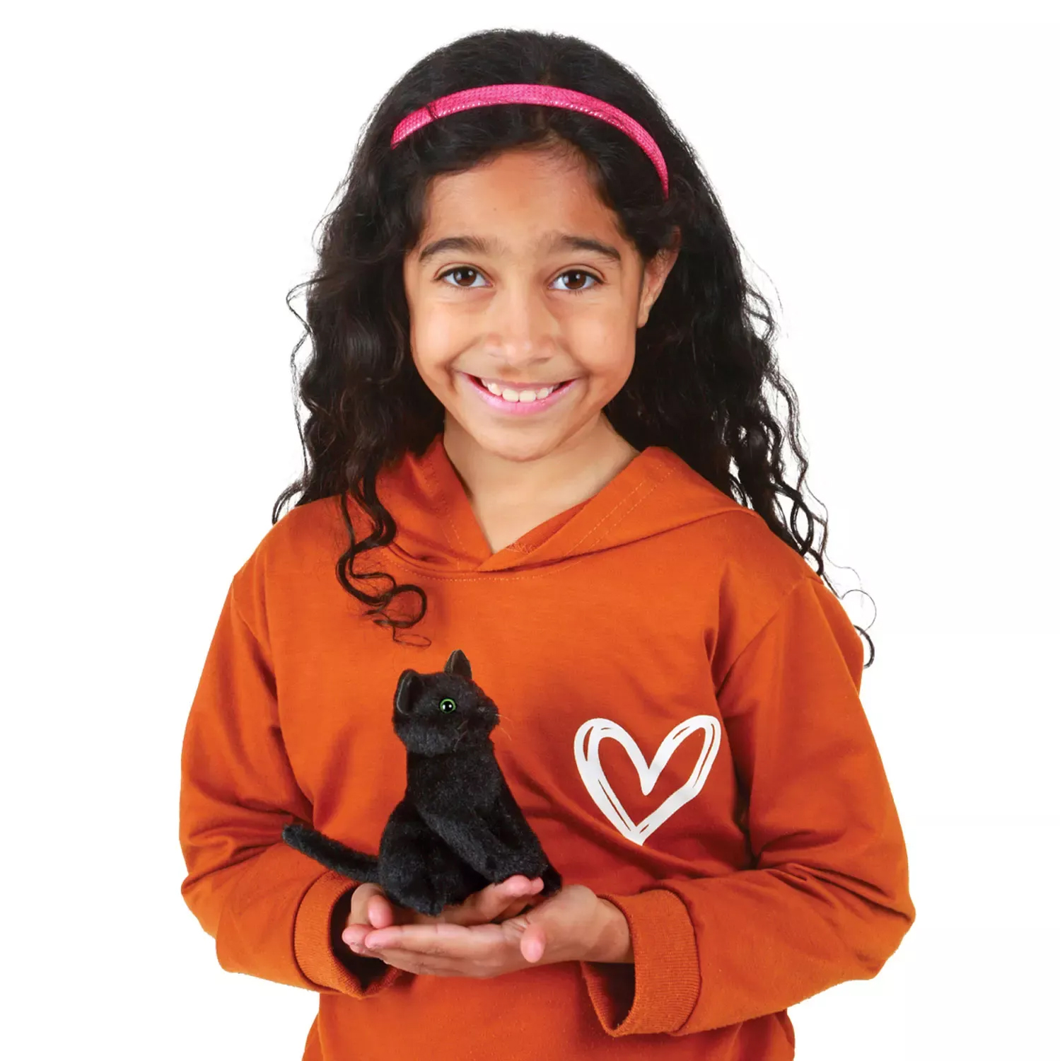 Mädchen hält Folkmanis Fingerpuppe mini schwarze Katze mit grünen Augen in beiden Händen, sitzende Pose