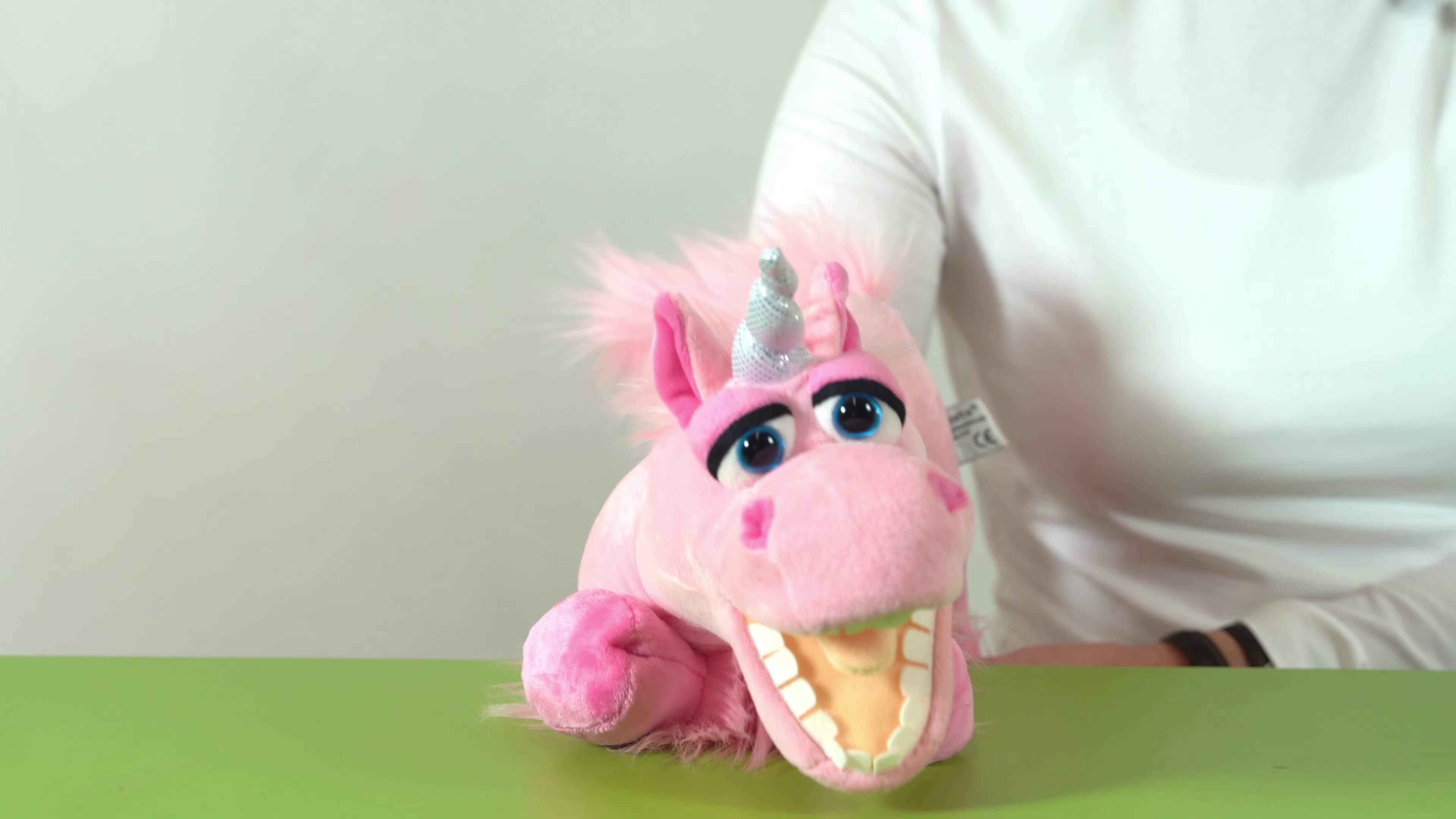 Video 1: Living Puppets Handpuppe Einhorn Hörnchen