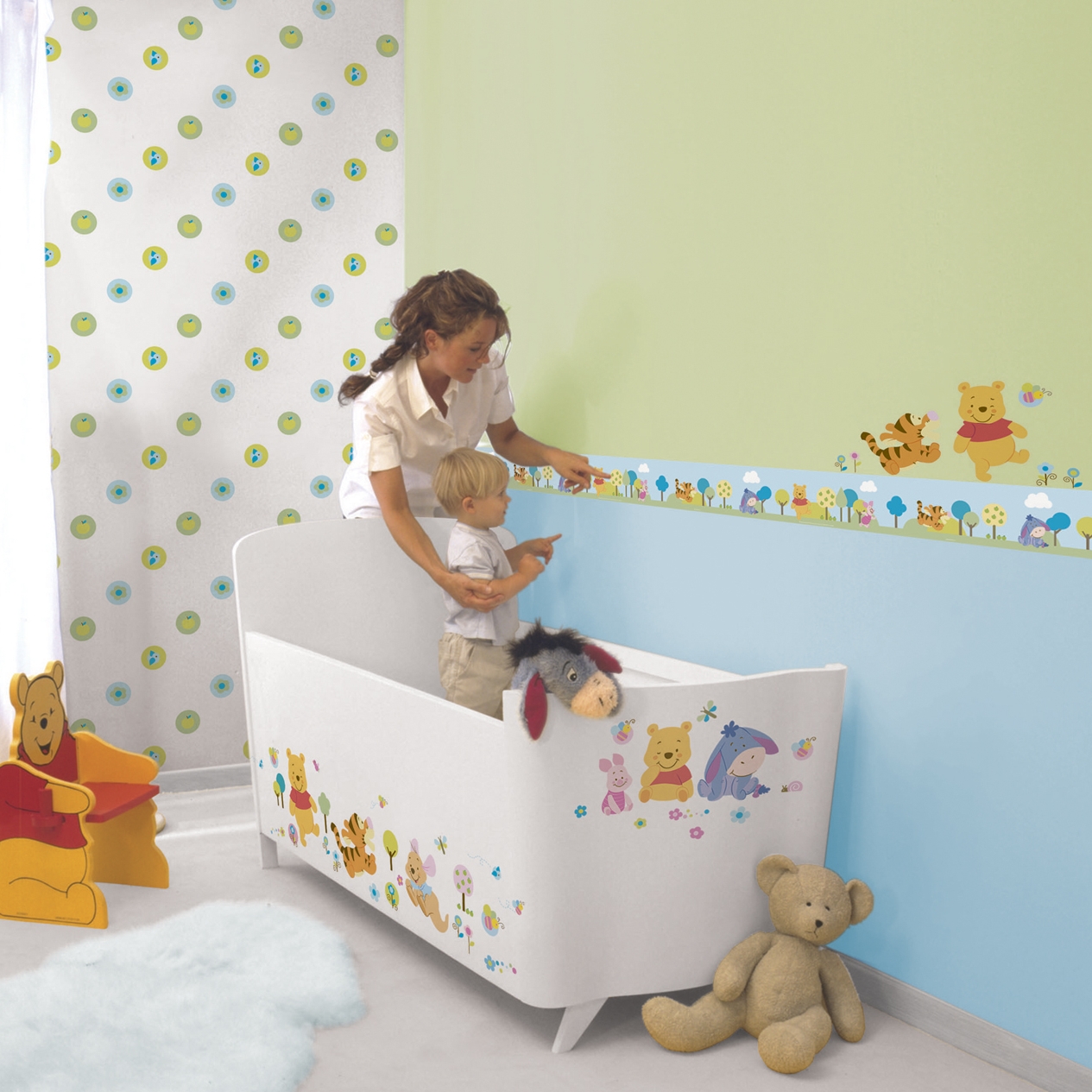 decofun Panorama-Bordüre Winnie Puuh Baby im Kinderzimmer mit gepunkteter Tapete, Motive über einem weißen Babybett