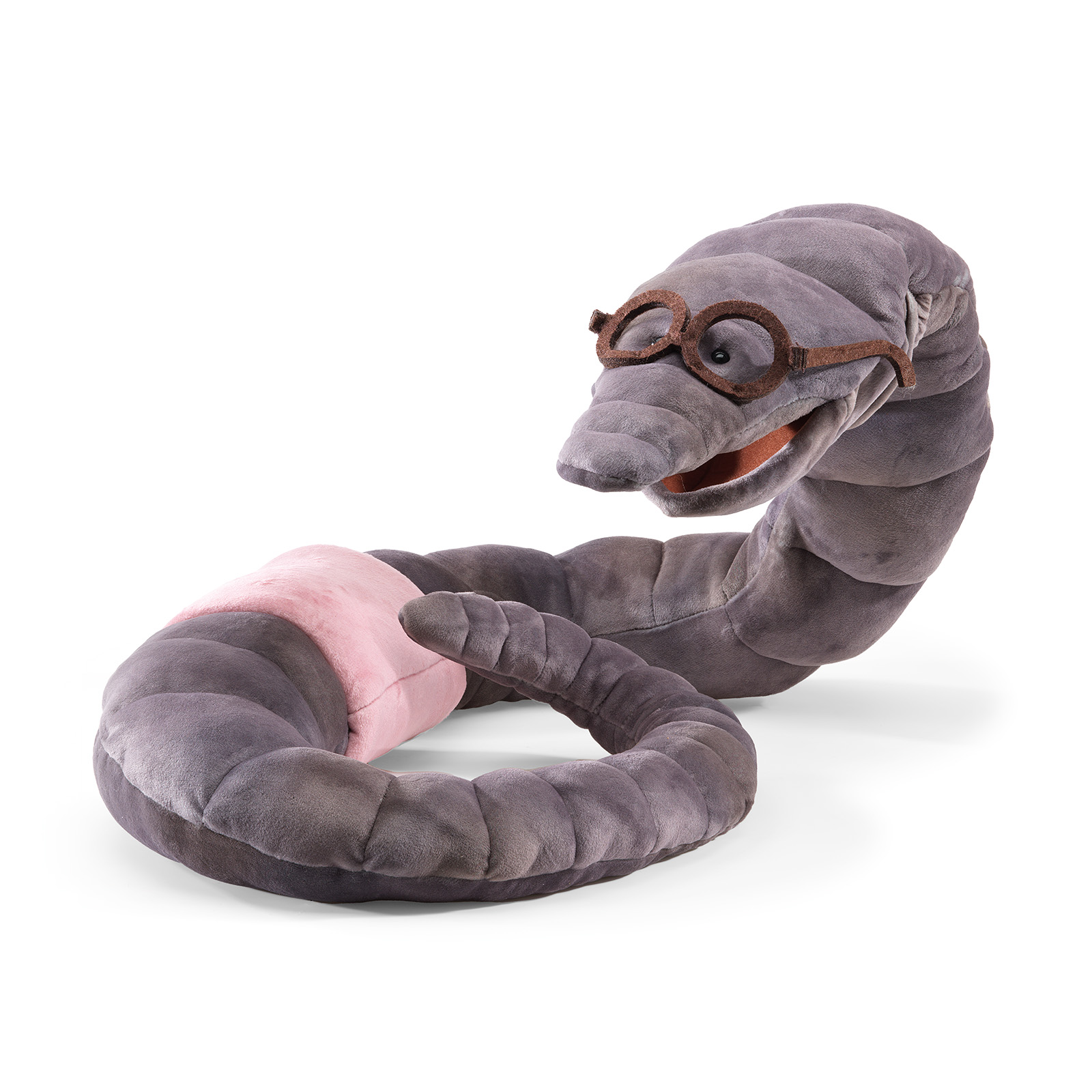 Folkmanis Handpuppe Bücherwurm aus grauem Plüsch mit rosa Segment, runden Stoffbrillen und beweglichem Maul, Schrägansicht