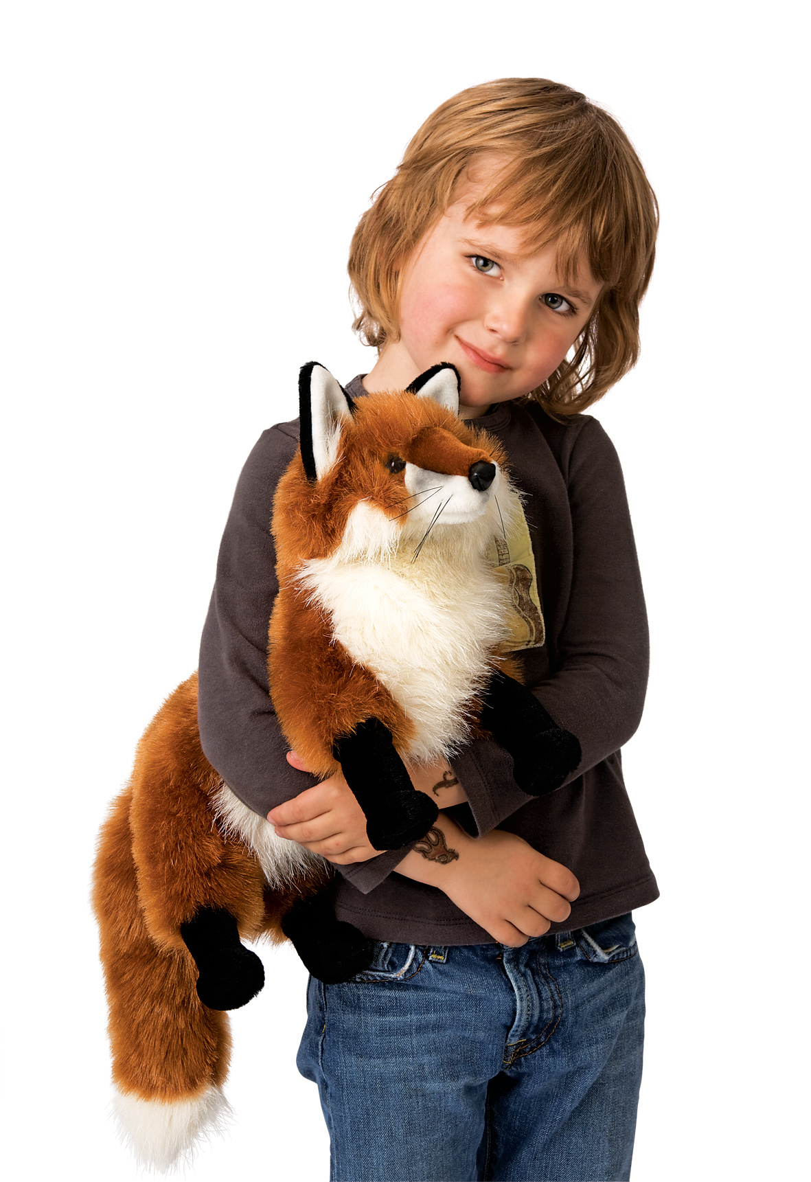 Kind hält große Folkmanis Handpuppe Rotfuchs mit rotbraunem Fell, weißer Brust und buschigem Schwanz im Arm.