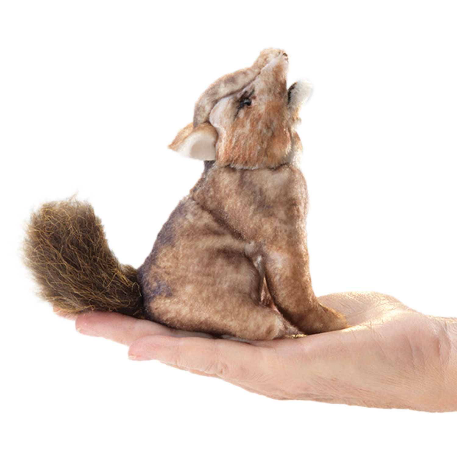 Folkmanis Mini-Fingerpuppe Kojote in braun-grauem Plüsch, heulend auf einer Handfläche, mit buschigem Schwanz, Seitenansicht