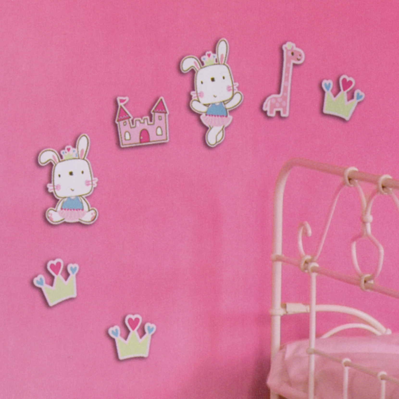 decofun Mini-Wanddekoration Funny Bunny Lifestyle-Foto, Häschen, Schloss, Giraffe und Krönchen an pinkfarbener Wand neben Bett