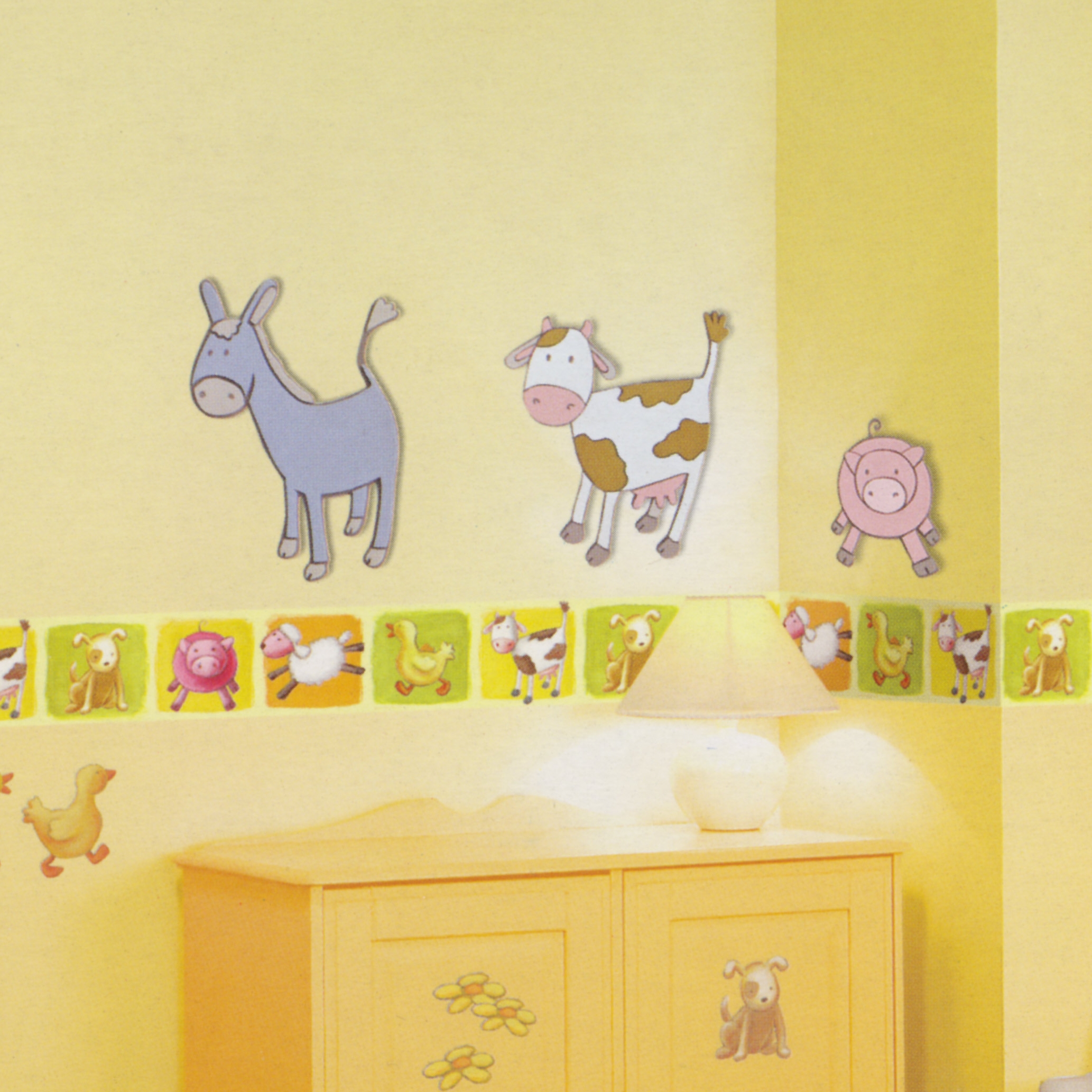 decofun Wanddekoration Animal Farm Lifestyle-Foto, Esel, Kuh und Schwein über einer gelben Kommode mit passender Bordüre