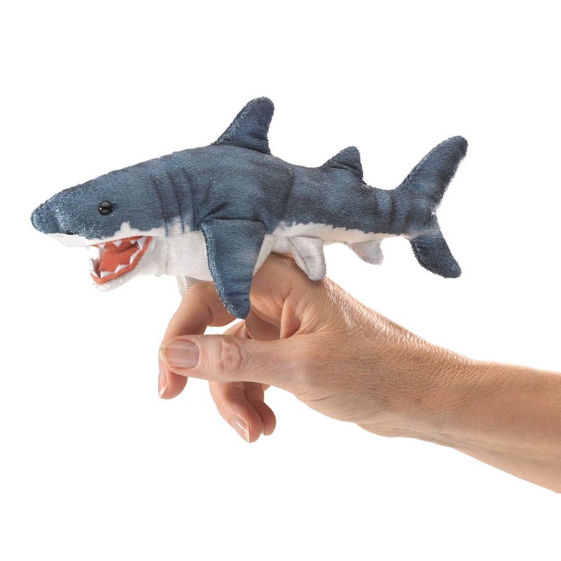 Folkmanis Fingerpuppe Mini Hai in Blaugrau mit geöffnetem Maul, auf zwei Fingern einer Hand getragen, Seitenansicht