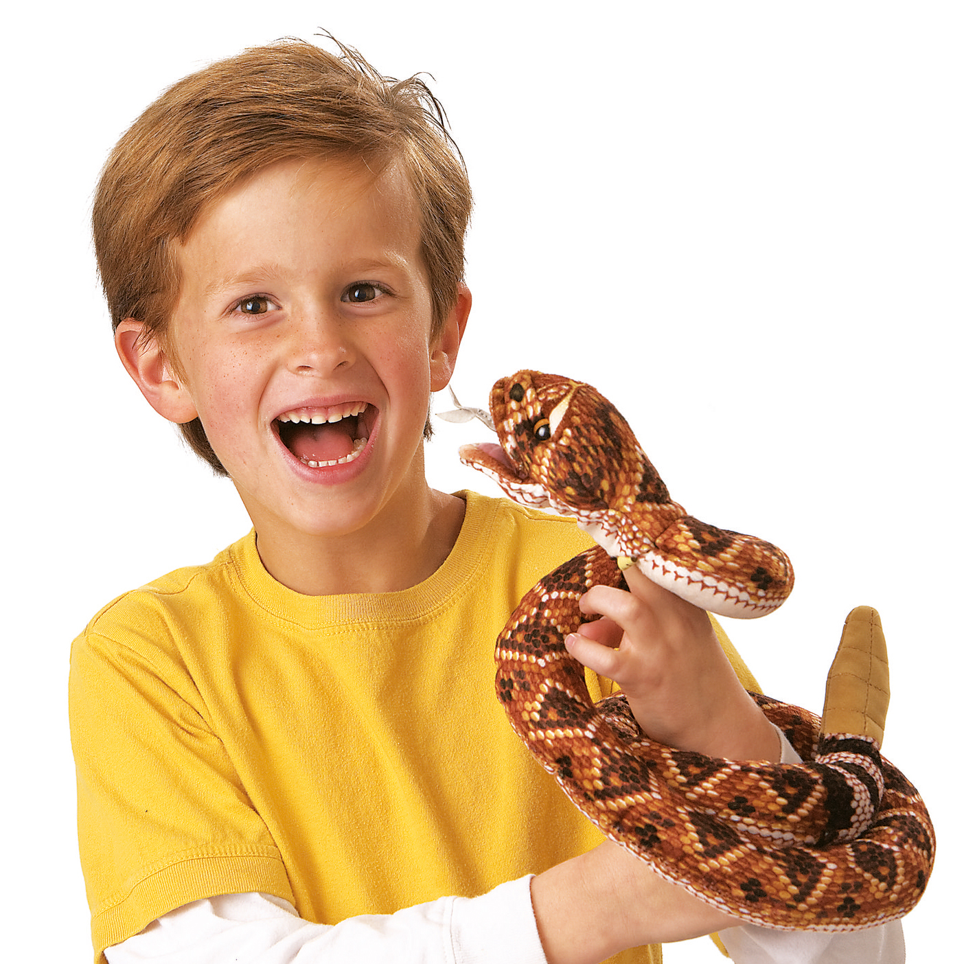 Junge hält lachend eine Folkmanis Fingerpuppe Klapperschlange mit braunem Schuppenmuster, Rassel-Schwanz und beweglichem Maul am Arm.