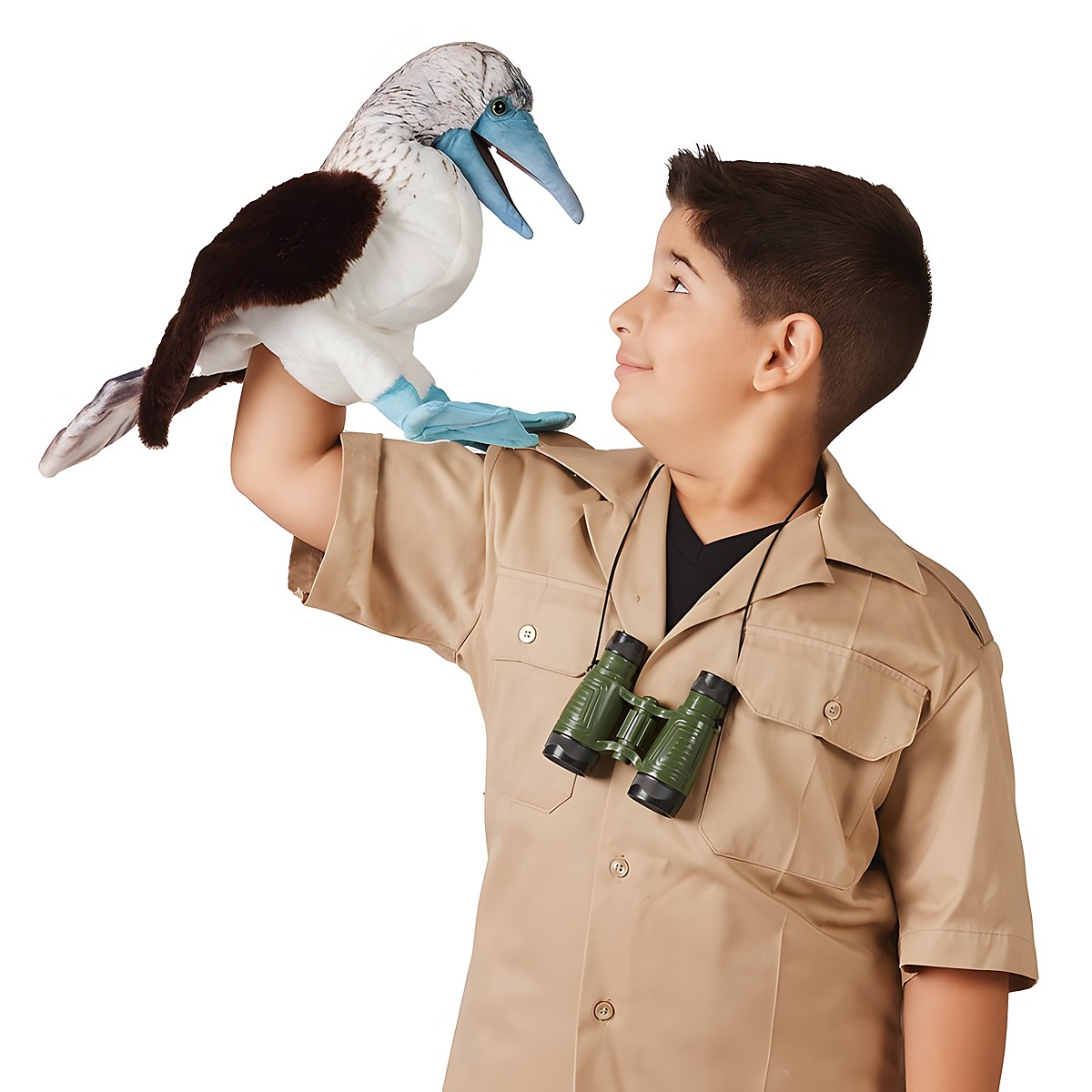 Junge mit Fernglas führt Folkmanis Handpuppe Blaufußtölpel mit blauem Schnabel und Füßen auf erhobener Hand