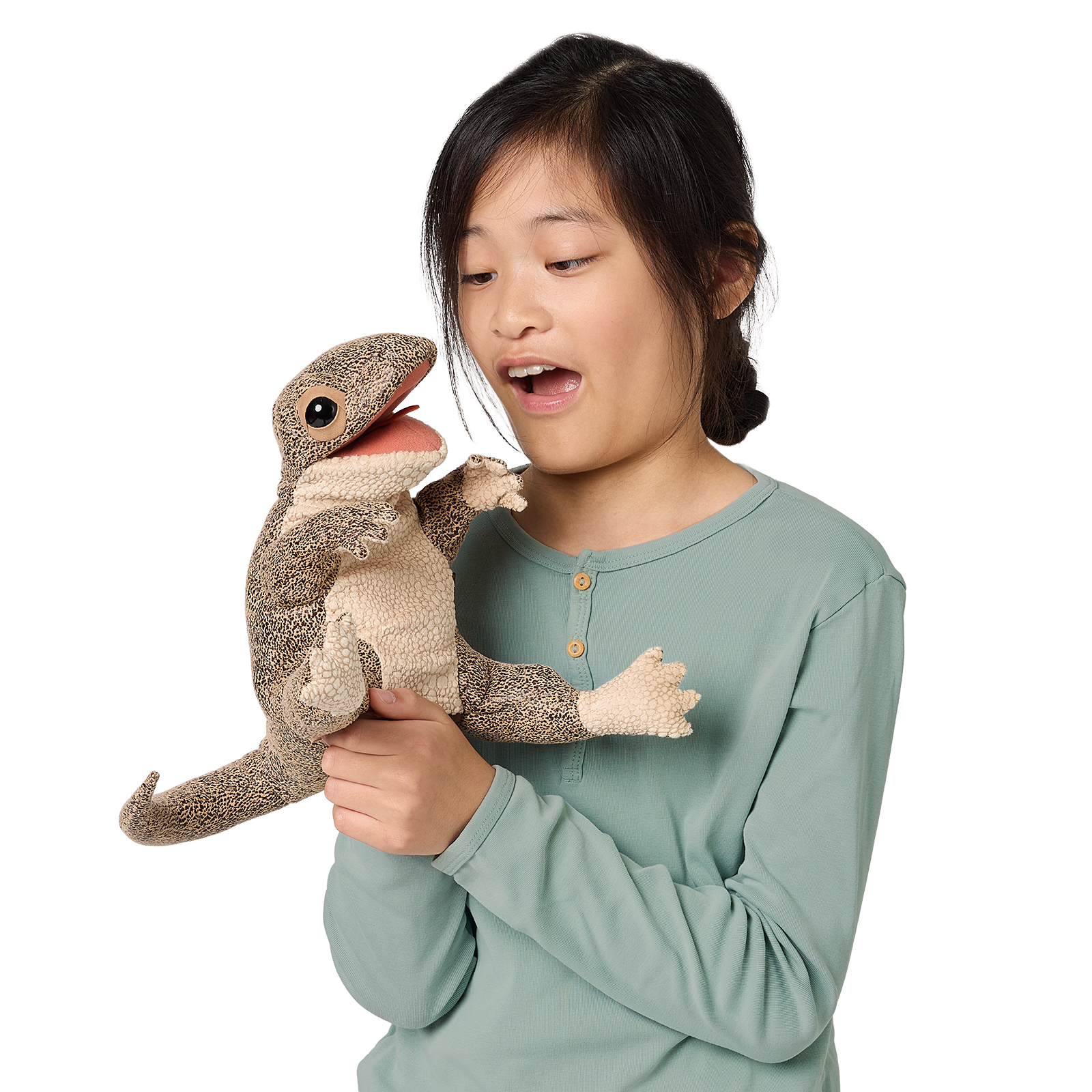 Mädchen führt eine Folkmanis Handpuppe Eidechse mit braun-beigem Schuppenmuster und geöffnetem Maul