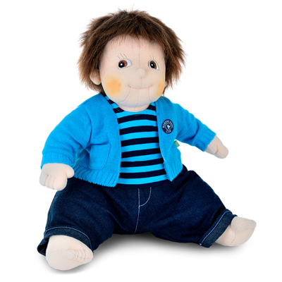 Rubens Barn Original-Puppe Emil mit blauer Strickjacke, Streifenshirt und Jeans, sitzend
