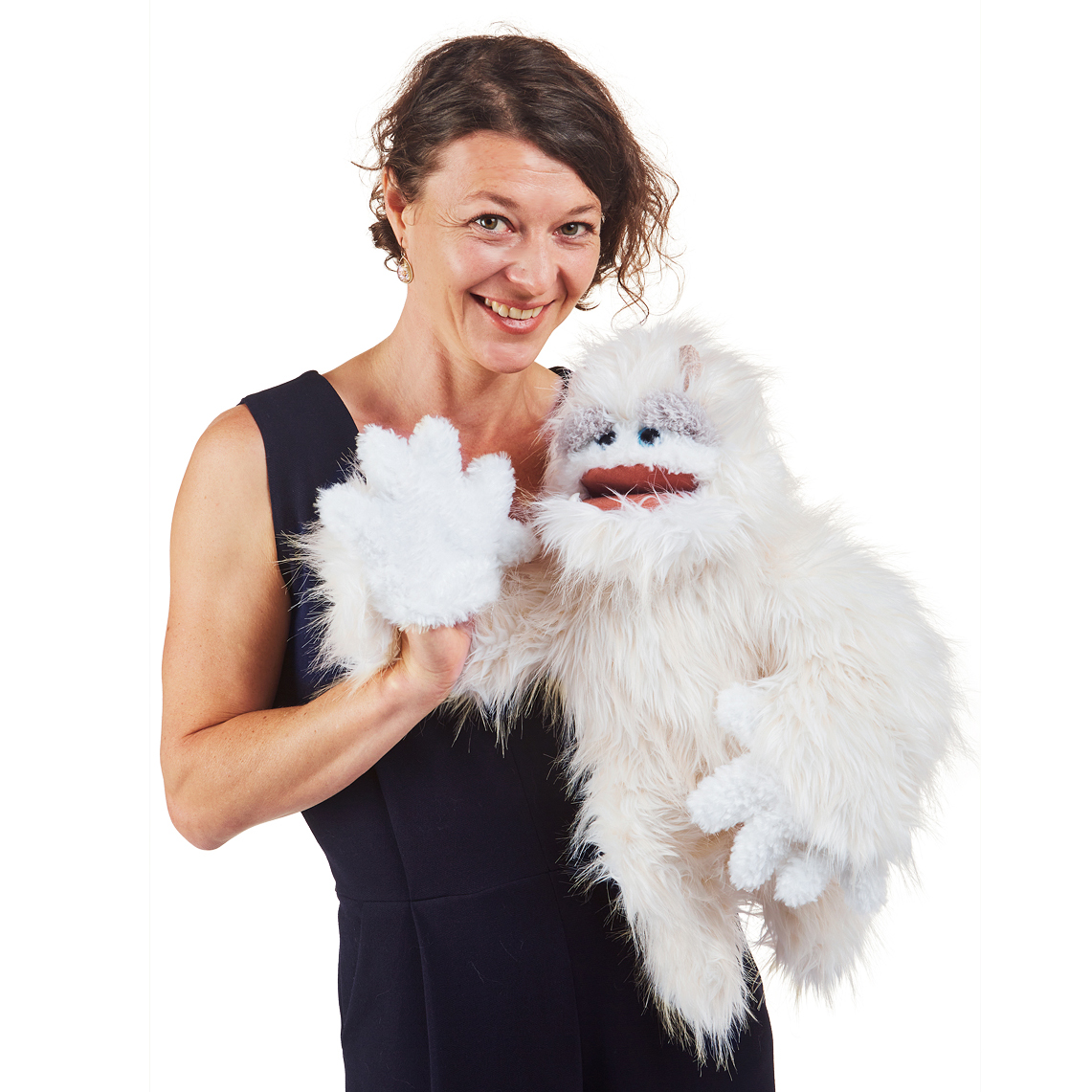 Folkmanis Handpuppe Yeti mit weißem Langfell und beweglichem Maul, von einer Frau an der Hand geführt