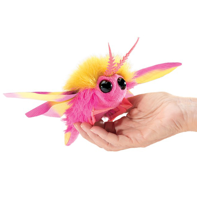 Folkmanis Fingerpuppe mini Rosa Ahornmotte in Pink und Gelb, auf einer Handfläche liegend, Frontalansicht