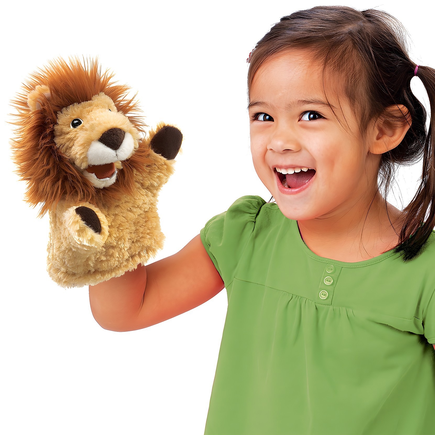 Lachendes Mädchen hält Folkmanis Löwe-Handpuppe mit buschiger Mähne auf der Hand hoch