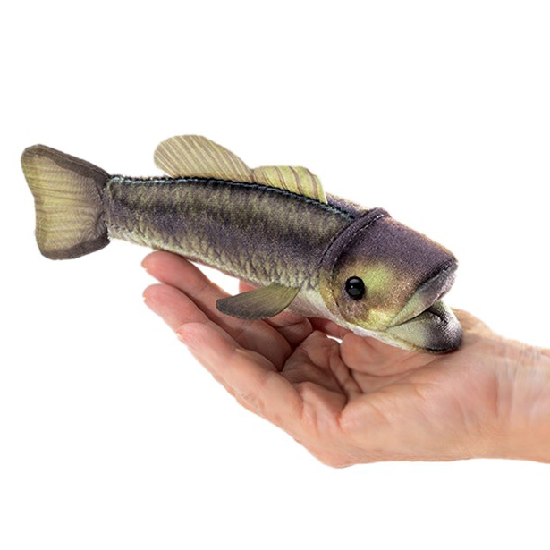 Folkmanis Fingerpuppe mini Forellenbarsch auf einer Handfläche liegend, naturalistisch bedrucktes Plüsch in Grün-Grau mit Flossen